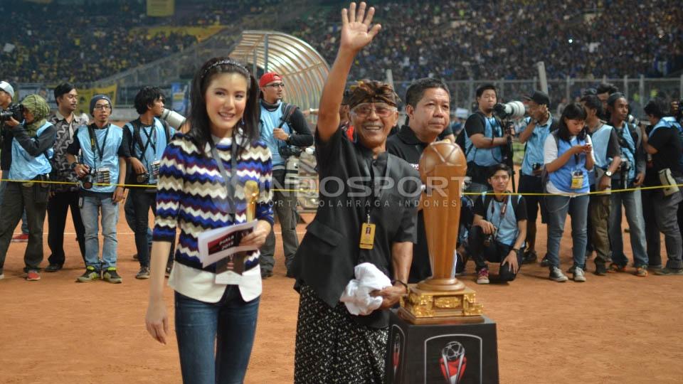 Trofi Piala Presiden bersama sang pembuat.